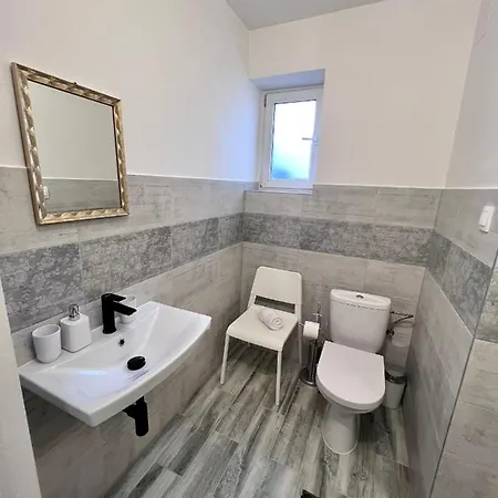 Bl - The Townhouse, 24hr Self Check-in, Free Private Parking, Garden, Adjacent To Beautiful Park, Centre 5 Min Walk Apartment *