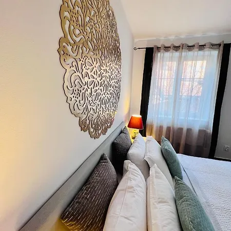 Bl - The Townhouse, 24hr Self Check-in, Free Private Parking, Garden, Adjacent To Beautiful Park, Centre 5 Min Walk *