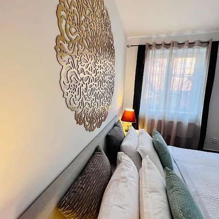 Bl - The Townhouse, 24hr Self Check-in, Free Private Parking, Garden, Adjacent To Beautiful Park, Centre 5 Min Walk *