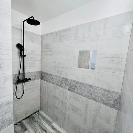 Bl - The Townhouse, 24hr Self Check-in, Free Private Parking, Garden, Adjacent To Beautiful Park, Centre 5 Min Walk Apartment