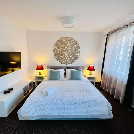 Bl - The Townhouse, 24hr Self Check-in, Free Private Parking, Garden, Adjacent To Beautiful Park, Centre 5 Min Walk Apartman