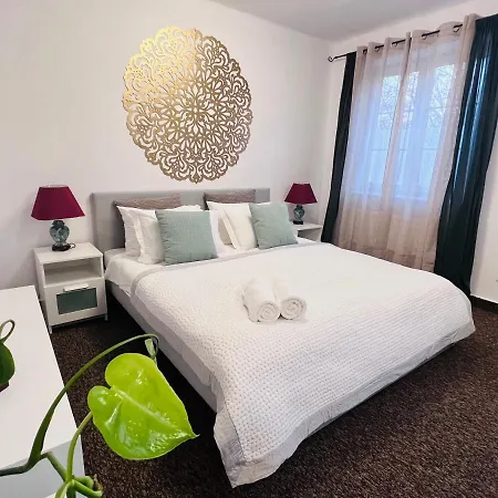 Apartment Bl - The Townhouse, 24hr Self Check-in, Free Private Parking, Garden, Adjacent To Beautiful Park, Centre 5 Min Walk