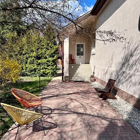 Bl - The Townhouse, 24hr Self Check-in, Free Private Parking, Garden, Adjacent To Beautiful Park, Centre 5 Min Walk Apartment Banska Bystrica