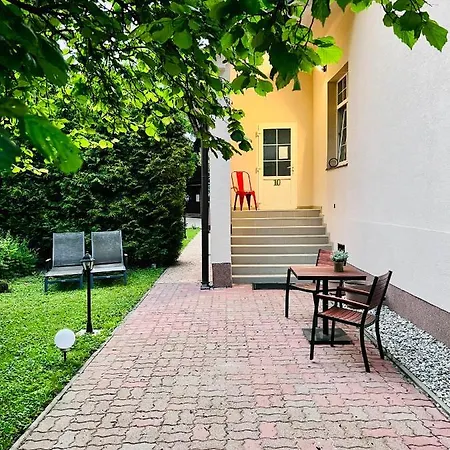 Bl - The Townhouse, 24hr Self Check-in, Free Private Parking, Garden, Adjacent To Beautiful Park, Centre 5 Min Walk Banska Bystrica