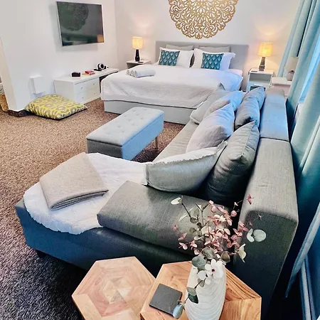 Apartman Bl - The Townhouse, 24hr Self Check-in, Free Private Parking, Garden, Adjacent To Beautiful Park, Centre 5 Min Walk