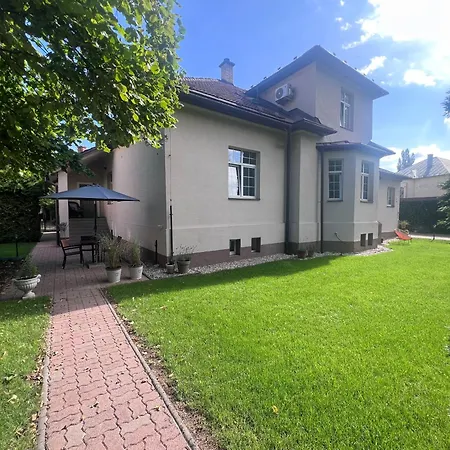 Bl - The Townhouse, 24hr Self Check-in, Free Private Parking, Garden, Adjacent To Beautiful Park, Centre 5 Min Walk